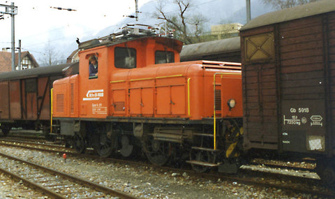 RhB Gem 2/4 211 Rangierlok orange mit Einholmbüge